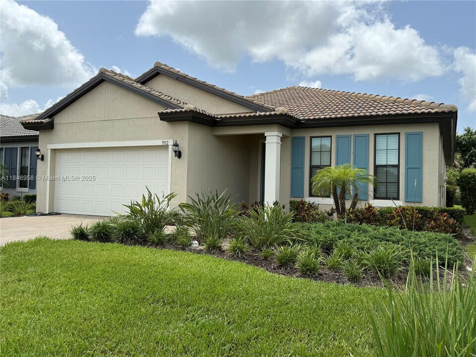 3932 Black Eagle Ln in Ft. Myers, FL - Building Photo