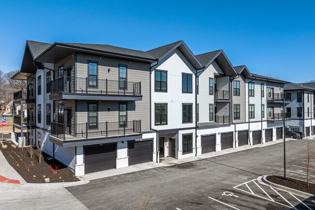 Mission Flats Apartments in Mission, KS - Foto de edificio - Building Photo