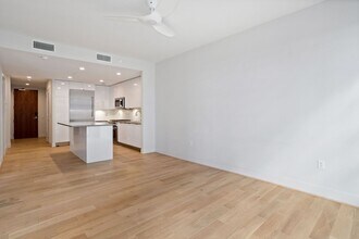 45 Sutton Square SW in Washington, DC - Foto de edificio - Building Photo