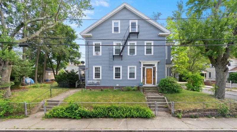 30 Brown St in Pawtucket, RI - Building Photo