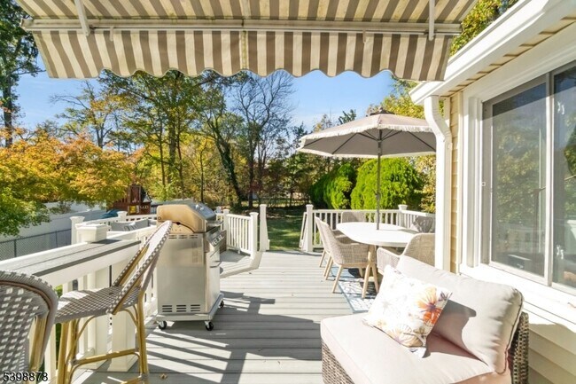 24 E Harrison Pl in Livingston, NJ - Building Photo - Building Photo