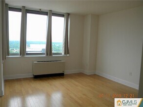 1 Spring St, Unit 1805 in New Brunswick, NJ - Foto de edificio - Building Photo