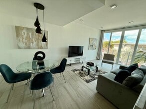 8143 Harding Ave in Miami Beach, FL - Foto de edificio - Building Photo