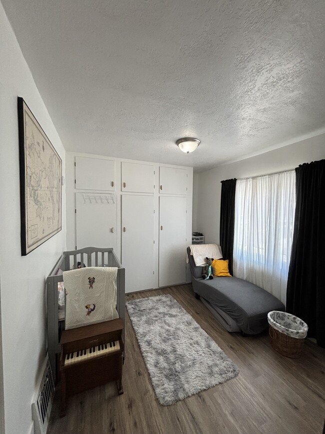 261 N 400 E in Logan, UT - Foto de edificio - Building Photo