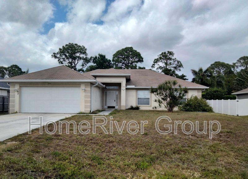 762 NW Fairhaven Dr in Port St. Lucie, FL - Building Photo