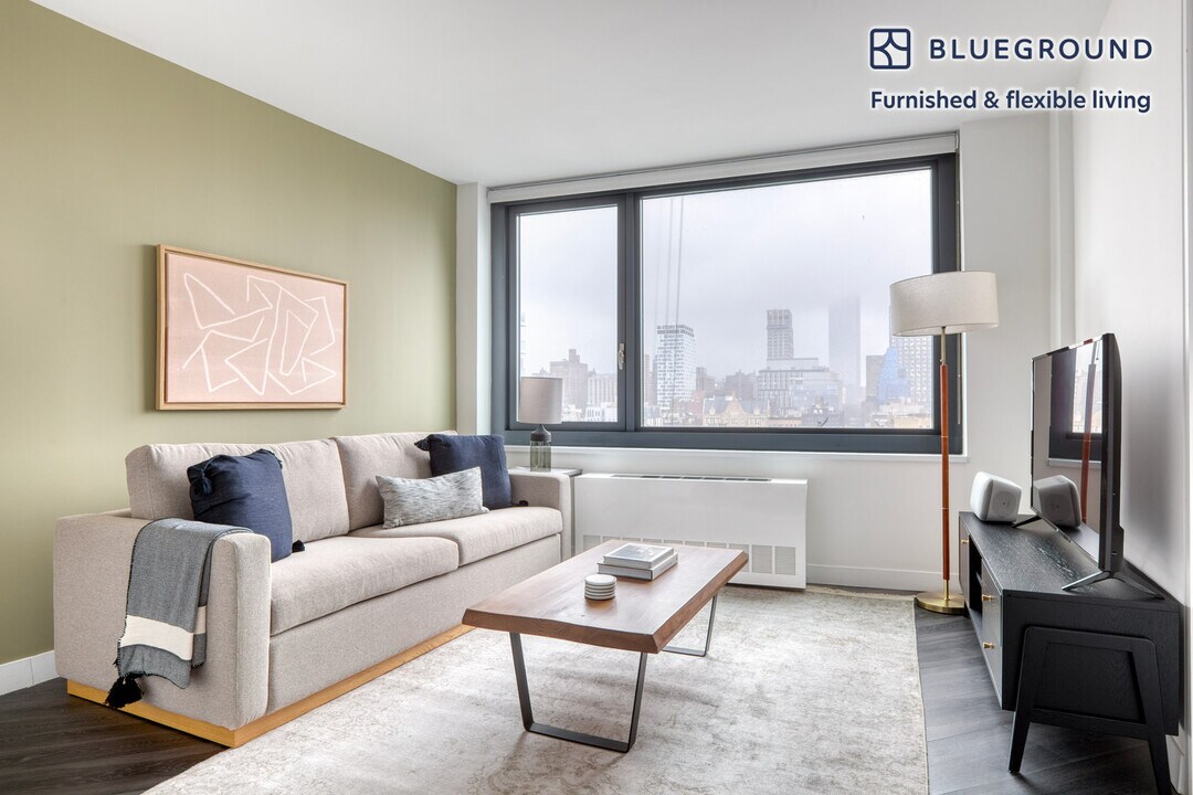 250 E Houston St in New York, NY - Building Photo