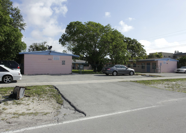 585-595 NE 139th St in North Miami, FL - Building Photo - Building Photo