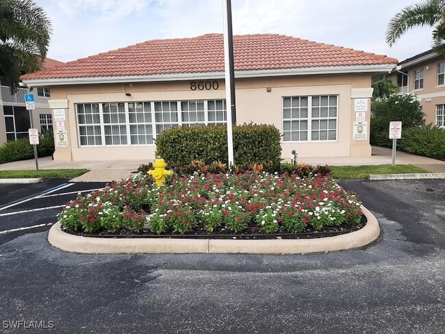 8313 Bernwood Cove Loop in Ft. Myers, FL - Foto de edificio - Building Photo