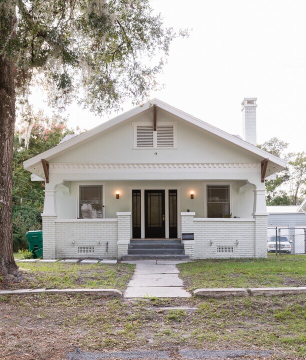 230 N Arlington Ave in DeLand, FL - Building Photo