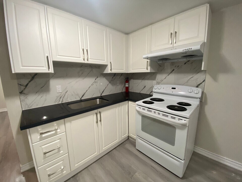 35 Amberley Dr in Toronto, ON - Building Photo