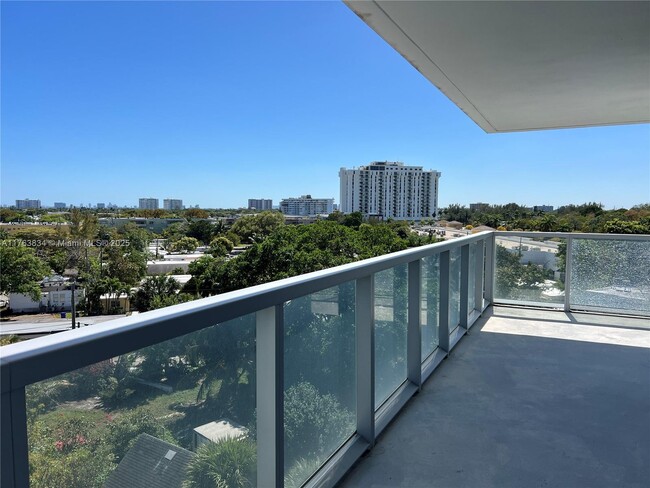 13800 Highland Dr in North Miami Beach, FL - Building Photo - Building Photo