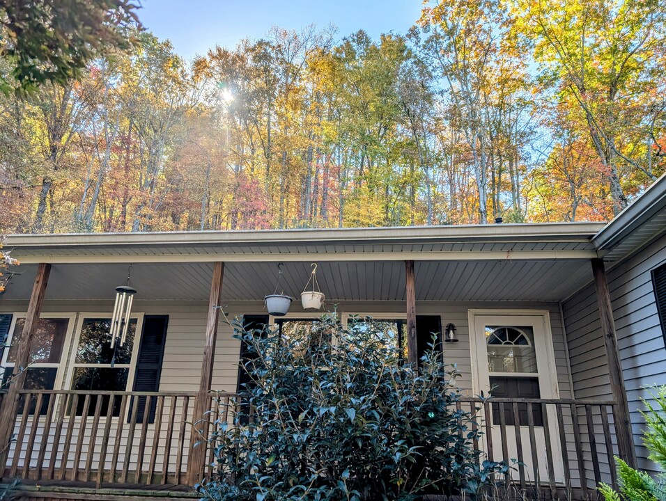 25 Silver Maple Ln in Rabun Gap, GA - Building Photo