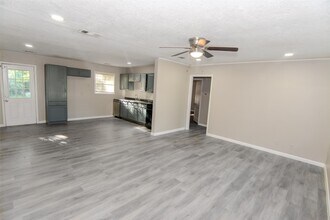 1105 Mobile Dr in Pasadena, TX - Foto de edificio - Building Photo