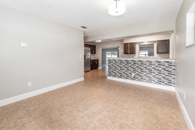 698 Douglas Ave in Altamonte Springs, FL - Foto de edificio - Building Photo