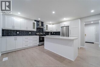 5414 Lassaline Ave in Windsor, ON - Building Photo - Building Photo