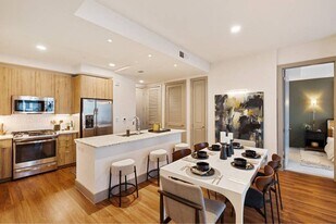 5201 San Felipe St in Houston, TX - Building Photo