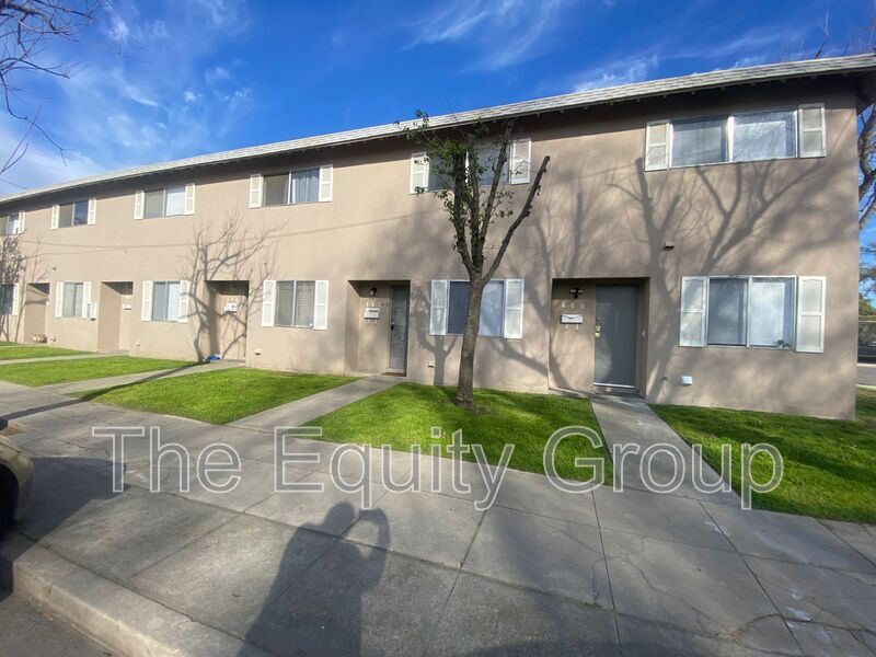 402 N West St in Visalia, CA - Building Photo
