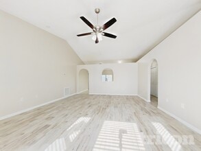 164 Larchmont Dr in Deltona, FL - Foto de edificio - Building Photo