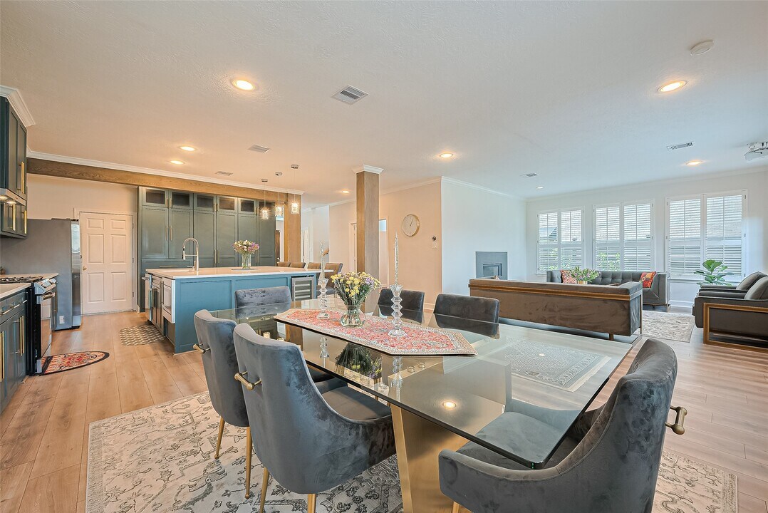 1413 Whispering Pines Dr in Houston, TX - Building Photo