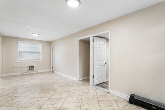 8414 N Huntley Ave in Tampa, FL - Building Photo - Building Photo