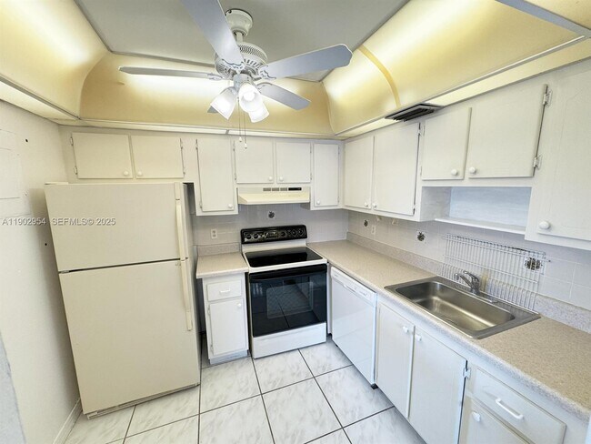 379 Saxony Ln in Delray Beach, FL - Foto de edificio - Building Photo