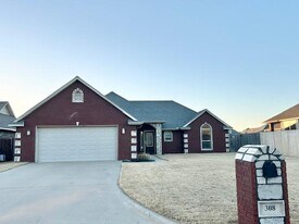 308 Northeast Mountain Meadow Drive in Cache, OK - Building Photo