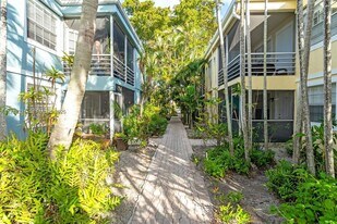 320 SE 10th Ave in Pompano Beach, FL - Building Photo