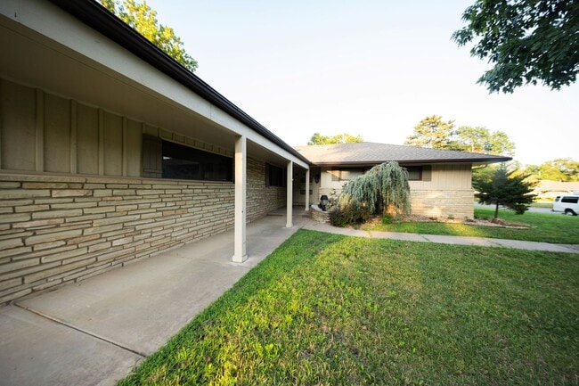 6042 E 10th St N in Wichita, KS - Building Photo - Building Photo