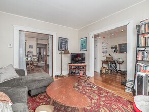 81 Bristol Rd, Unit 1 in Medford, MA - Foto de edificio - Building Photo