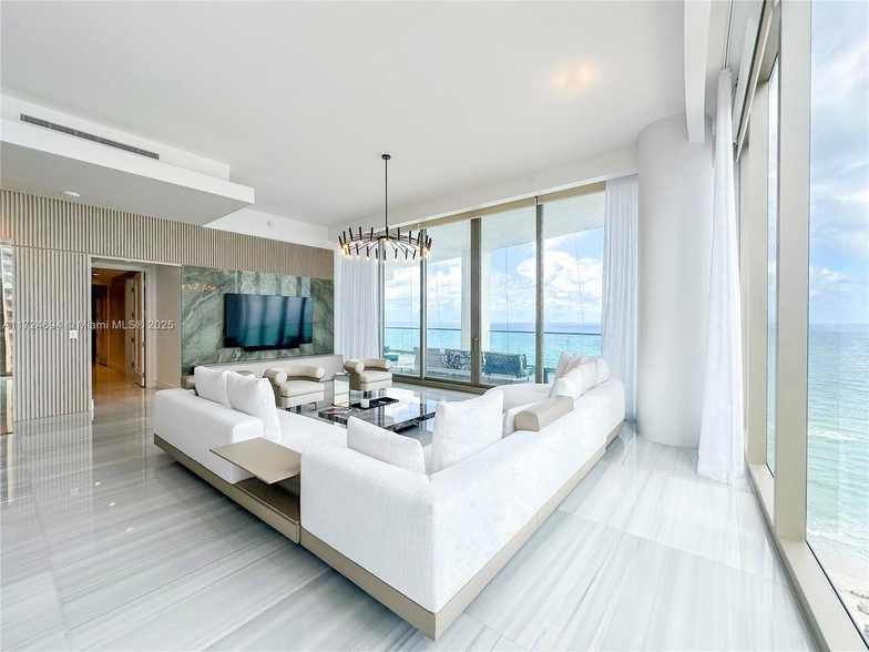 17901 Collins Ave, Unit 1607 in Sunny Isles Beach, FL - Building Photo