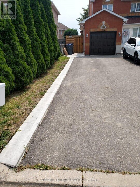 1362 Pickwick Dr in Mississauga, ON - Building Photo