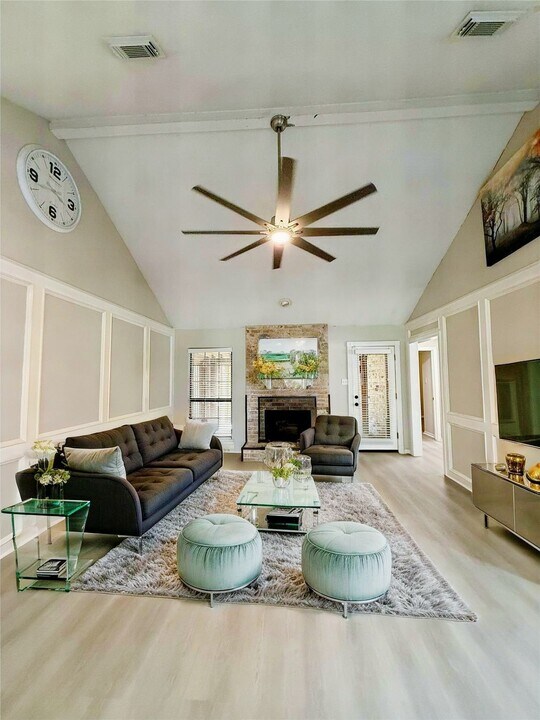 1042 Cascade Creek Dr in Katy, TX - Foto de edificio