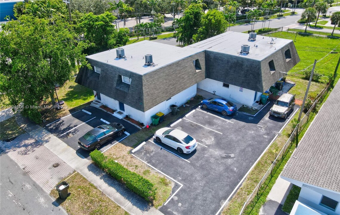 502 Phippen Waiters Rd-Unit -3 in Dania Beach, FL - Building Photo