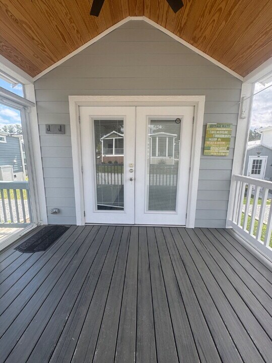 57 Breezy Mdw Ln in Flat Rock, NC - Building Photo