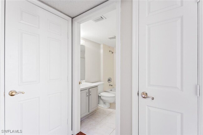 7430 Lake Breeze Dr in Ft. Myers, FL - Building Photo - Building Photo