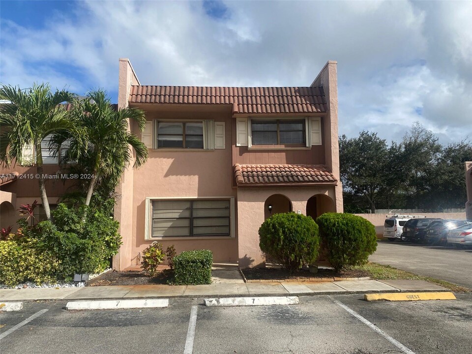 7 S Valencia Dr in Davie, FL - Building Photo