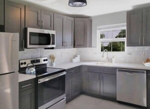 Village Green Living in South River, NJ - Foto de edificio - Building Photo
