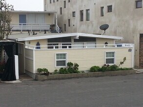 16452 24th St, Unit B in Huntington Beach, CA - Building Photo - Building Photo