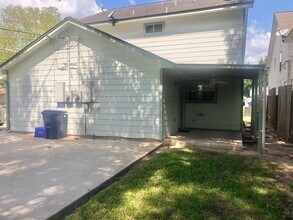 404 Peach St in Tomball, TX - Foto de edificio - Building Photo