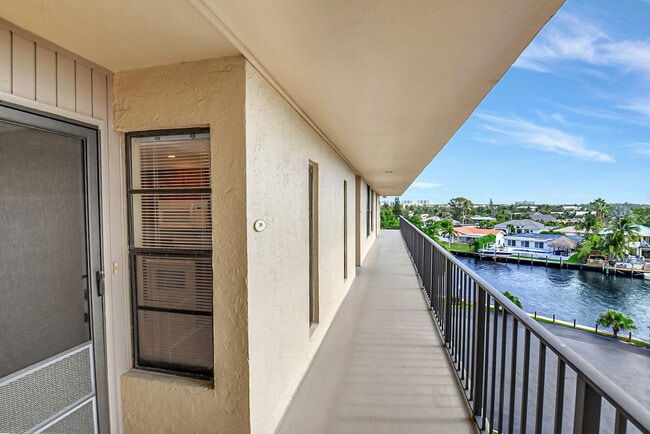 21 Royal Palm Way in Boca Raton, FL - Building Photo - Building Photo