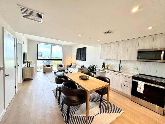 242 NW 32nd St, Unit A10 in Miami, FL - Foto de edificio - Building Photo