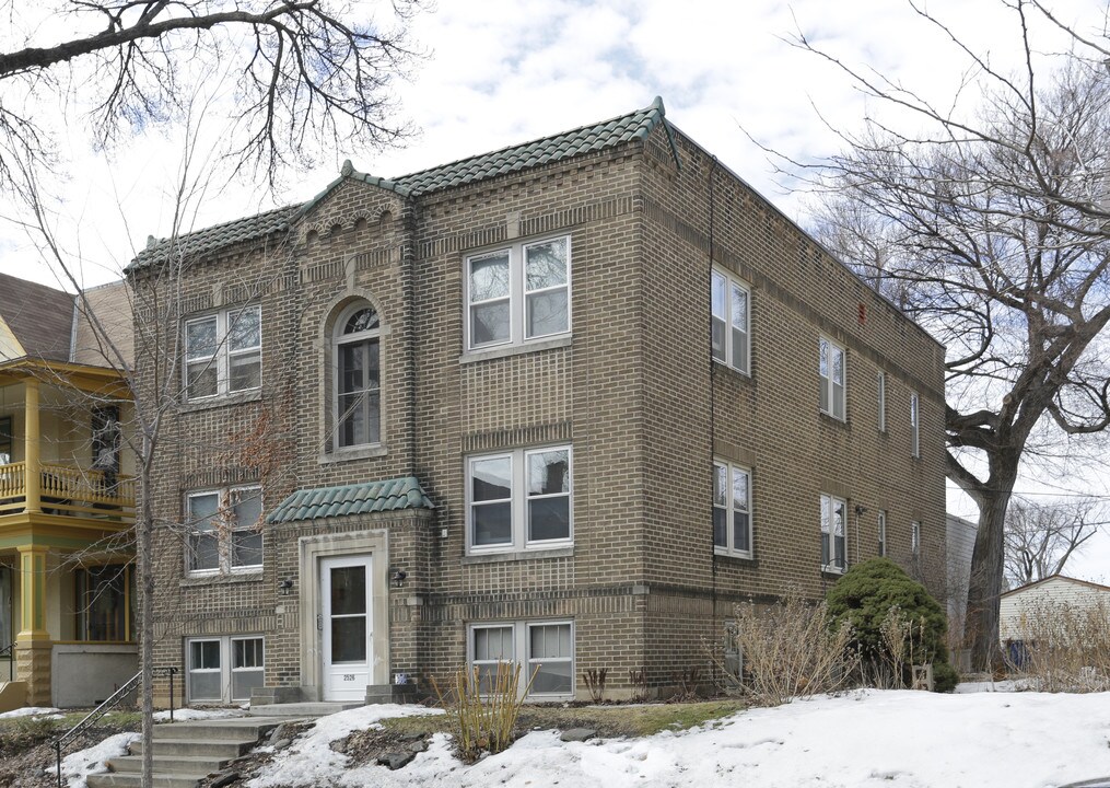 2526 Garfield Ave in Minneapolis, MN - Foto de edificio