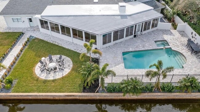 102 E Cir Dr in New Smyrna Beach, FL - Building Photo - Building Photo