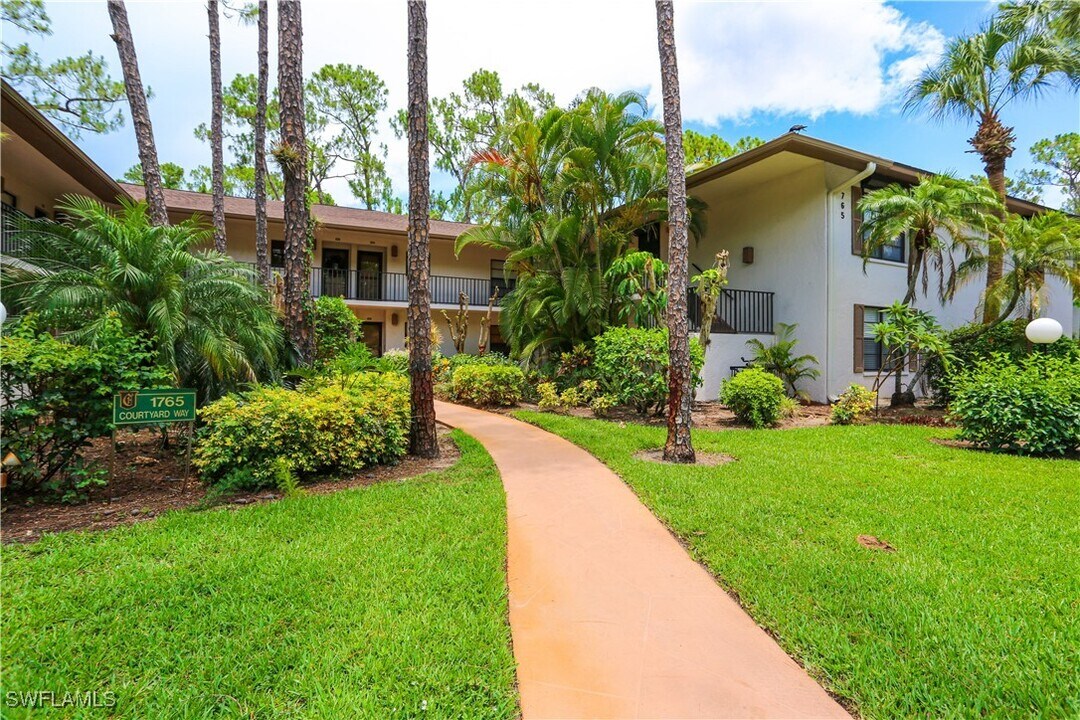 1765 Courtyard Way in Naples, FL - Foto de edificio