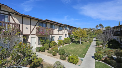 Windsor Manor Apartments in San Marcos, CA - Building Photo - Building Photo