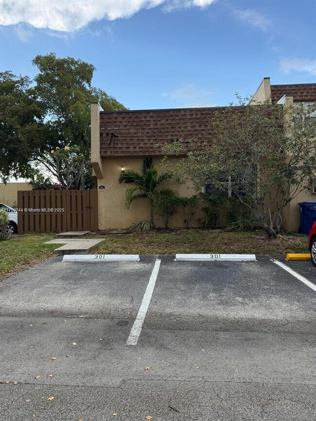 3551 NW 95th Terrace in Sunrise, FL - Building Photo - Building Photo