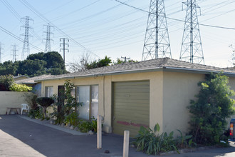 17000 Downey Ave in Paramount, CA - Building Photo - Building Photo