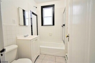 352 Wainwright St, Unit 1L in Newark, NJ - Foto de edificio - Building Photo