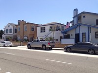 Newport Beach Triplex in Newport Beach, CA - Foto de edificio - Building Photo