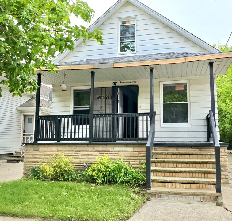 3620 E 63rd St, Unit Front unit in Cleveland, OH - Building Photo